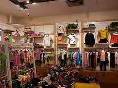 要買優(yōu)惠的童裝展柜就到福州泉頭家具，福州童裝展柜哪家好