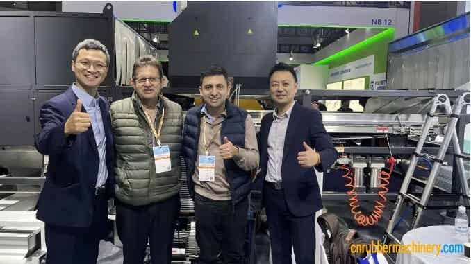 亚展台人气持箋火爆