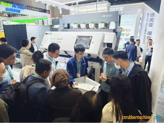 亚展台人气持箋火爆