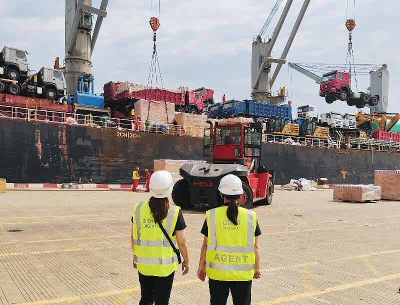 中化机外销部销售员在连云港码头现场跟进串联密炼机的国外发货