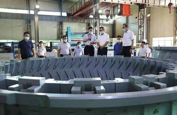 巨轮主要产品胎模兗液压式化机等轮胎装备